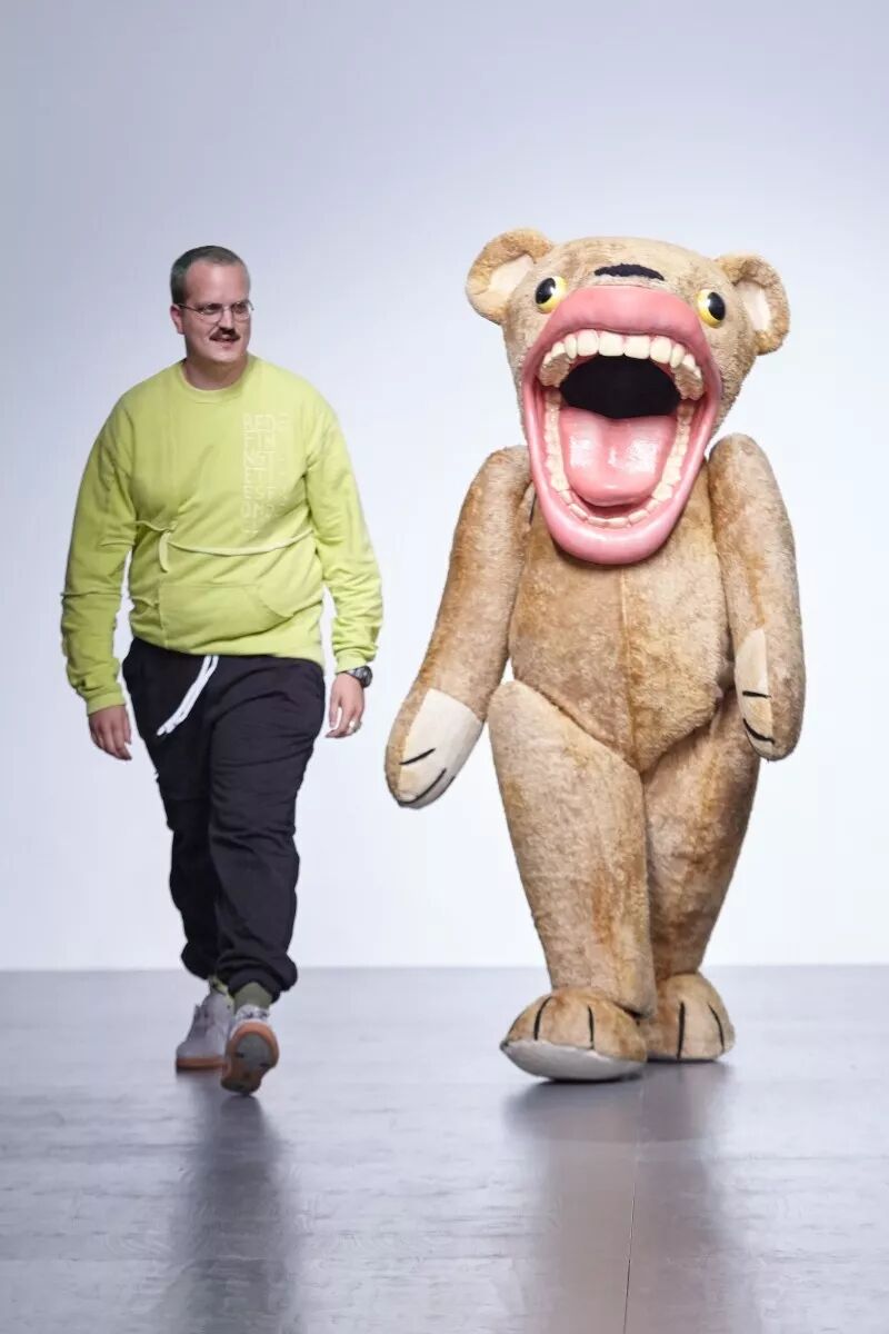 給你們介紹一個缺門牙的服裝設計師