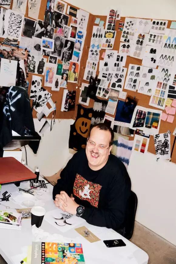 給你們介紹一個缺門牙的服裝設計師