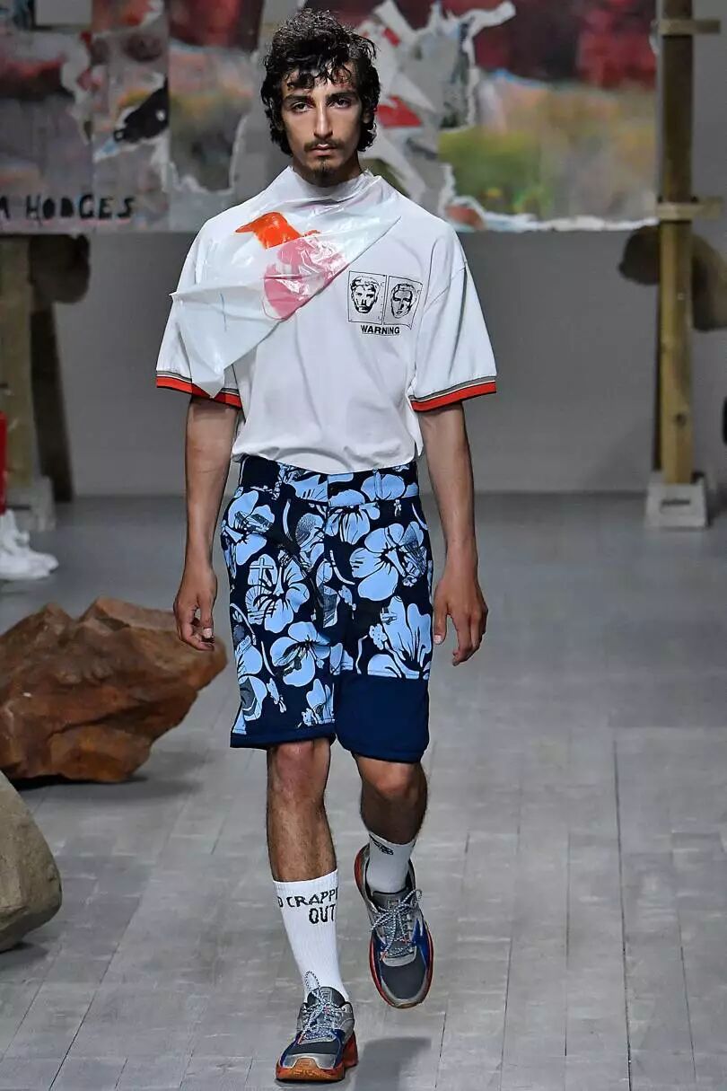 給你們介紹一個缺門牙的服裝設計師