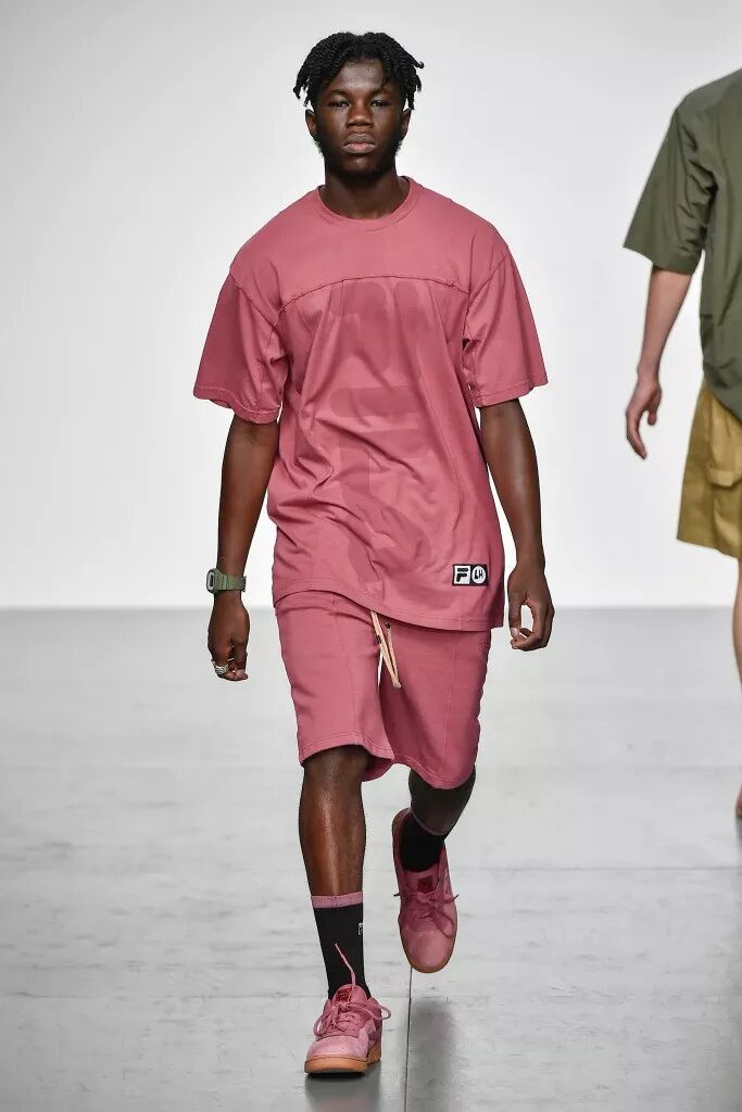 給你們介紹一個缺門牙的服裝設計師