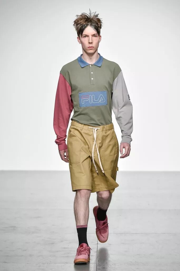 給你們介紹一個缺門牙的服裝設計師