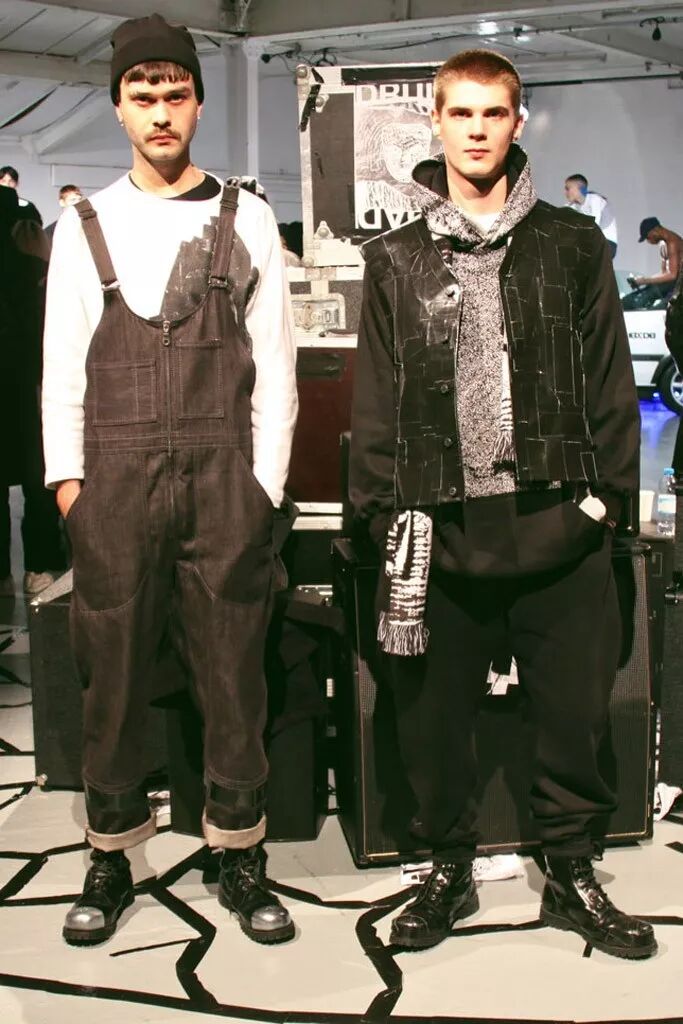 給你們介紹一個缺門牙的服裝設計師