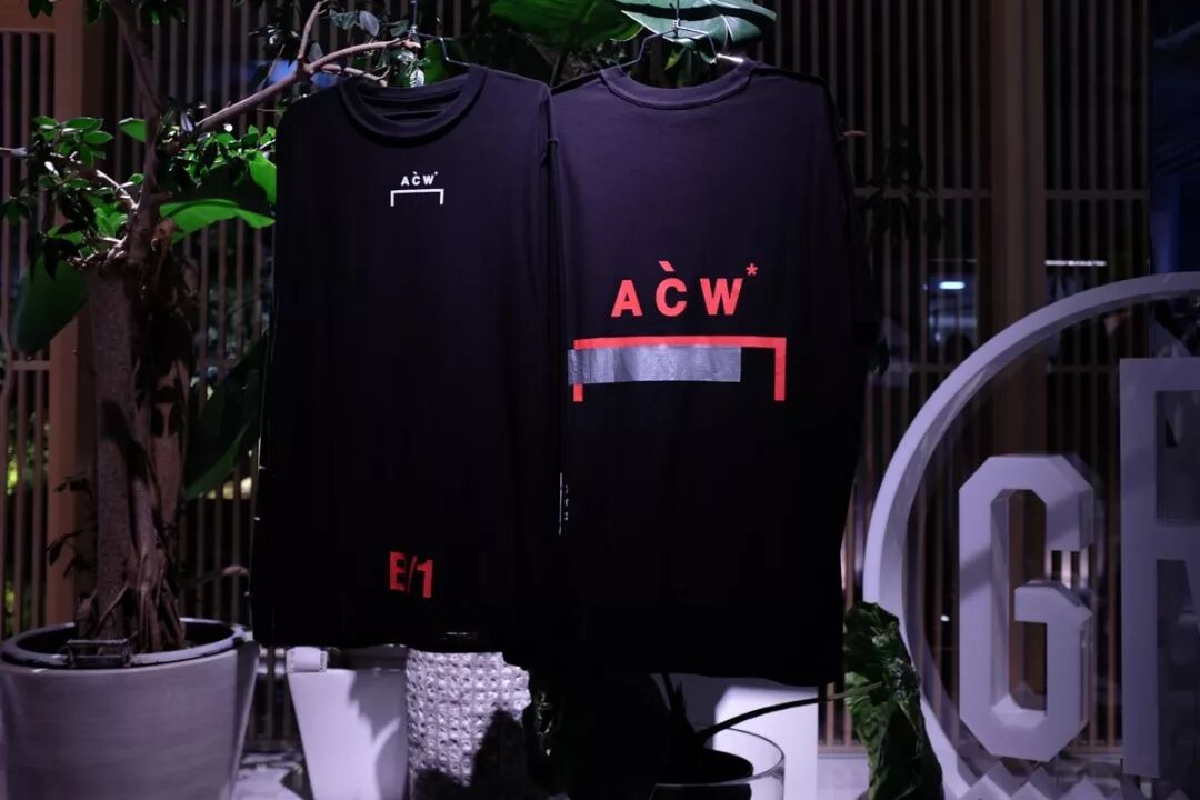 給你們介紹一個缺門牙的服裝設計師