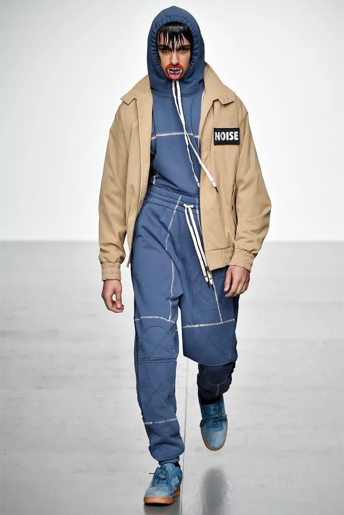 給你們介紹一個缺門牙的服裝設計師