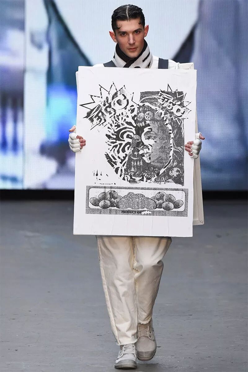 給你們介紹一個缺門牙的服裝設計師