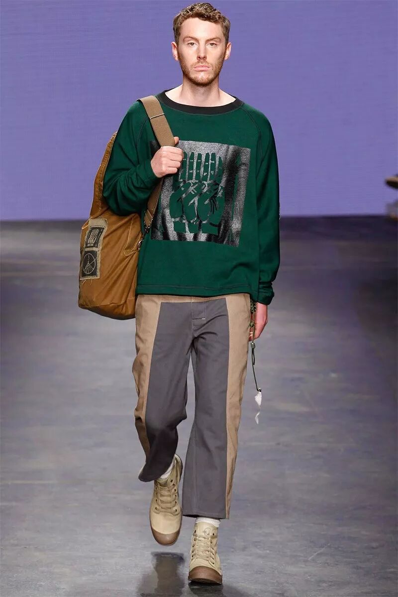 給你們介紹一個缺門牙的服裝設計師