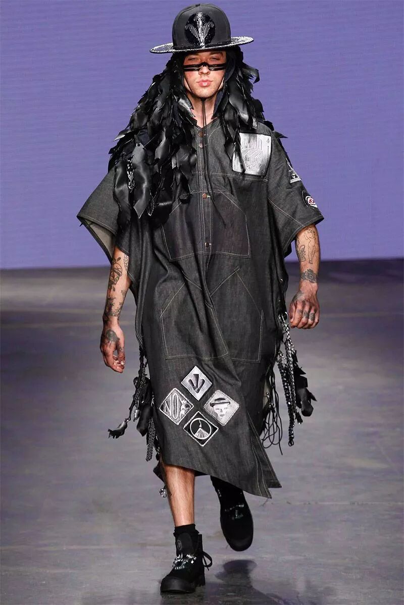 給你們介紹一個缺門牙的服裝設計師