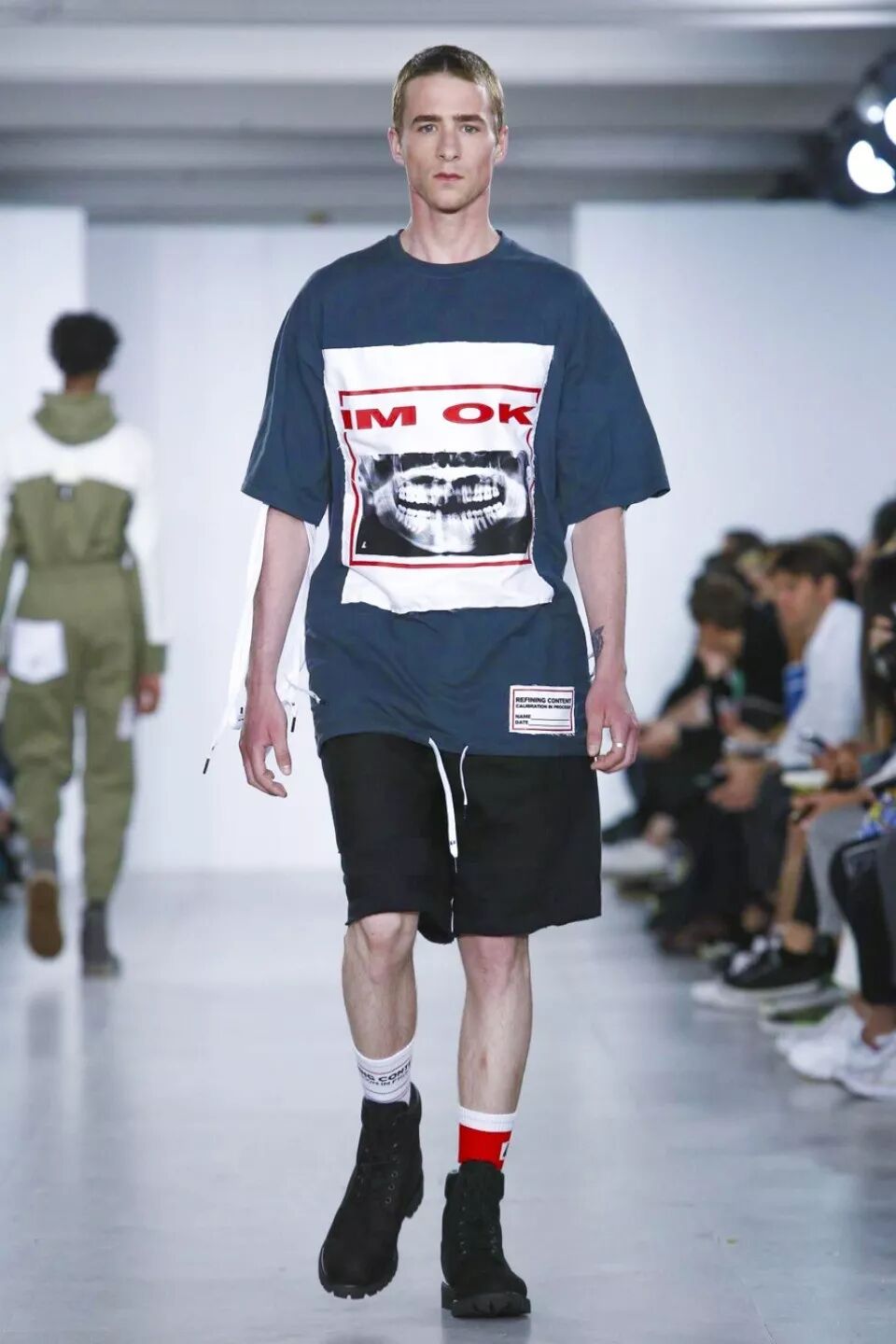 給你們介紹一個缺門牙的服裝設計師