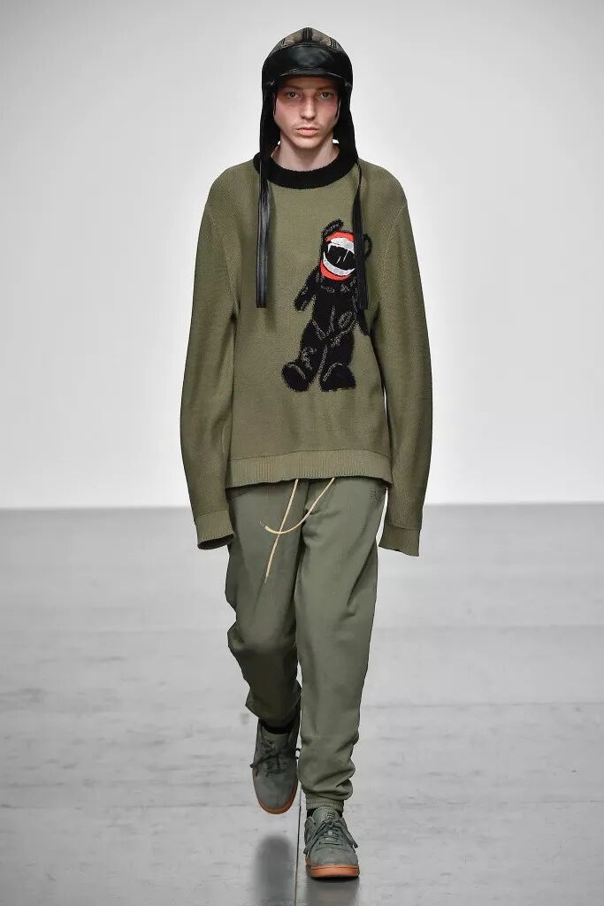 給你們介紹一個缺門牙的服裝設計師