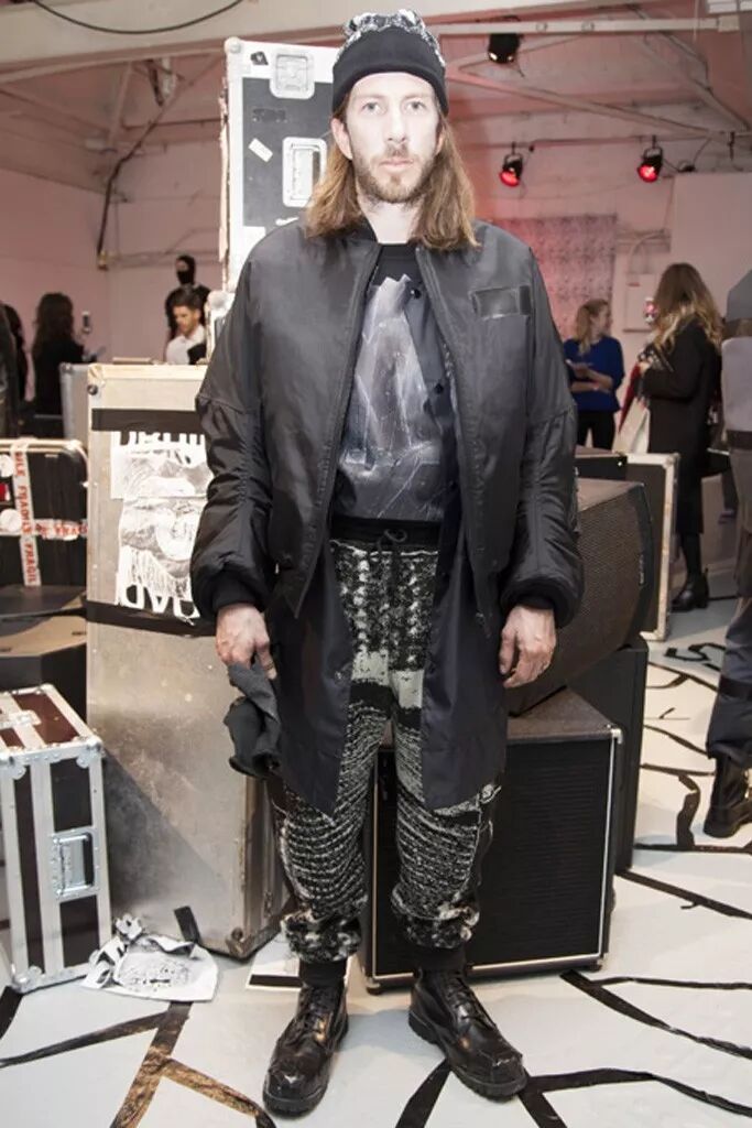 給你們介紹一個缺門牙的服裝設計師