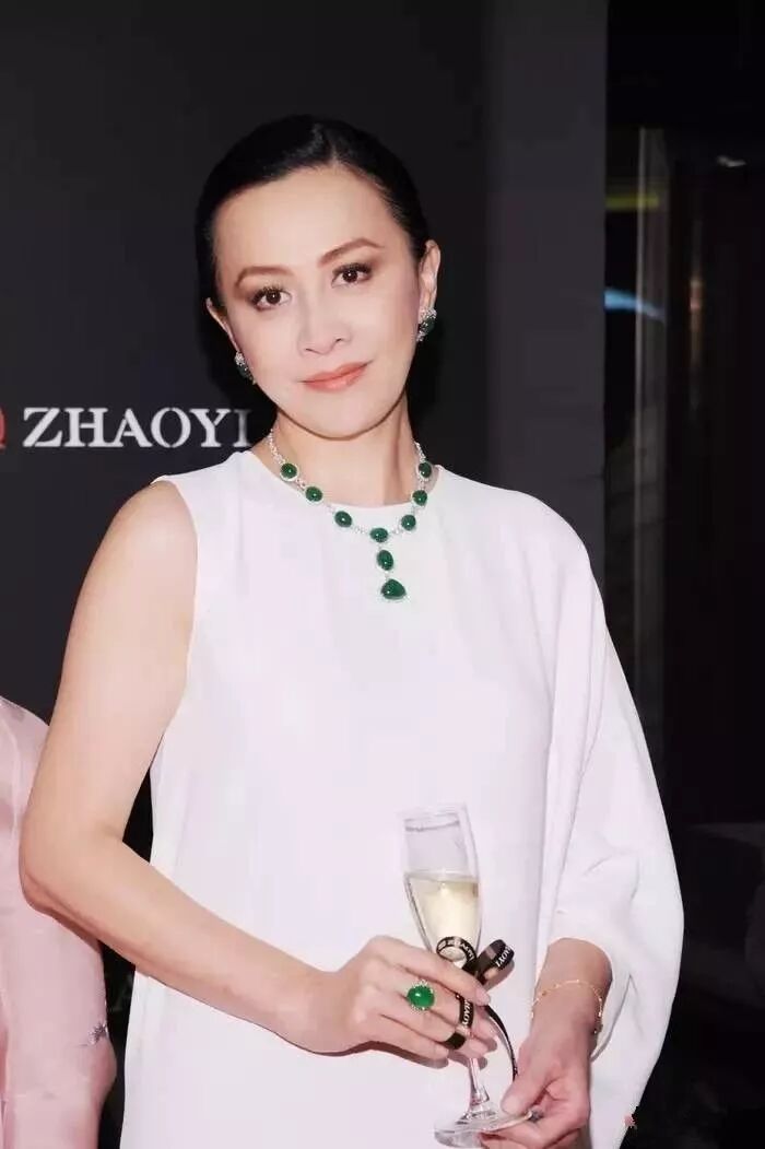 女人50岁没有一件像样的辣色翡翠，怎么顺利跨过人生“第一道坎