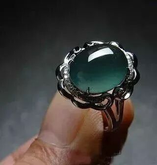 这种翡翠堪称“蓝色妖姬”！