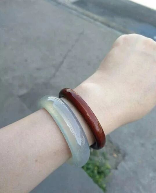 为什么很多人要把鸡血藤镯和翡翠镯一起戴？真相是……