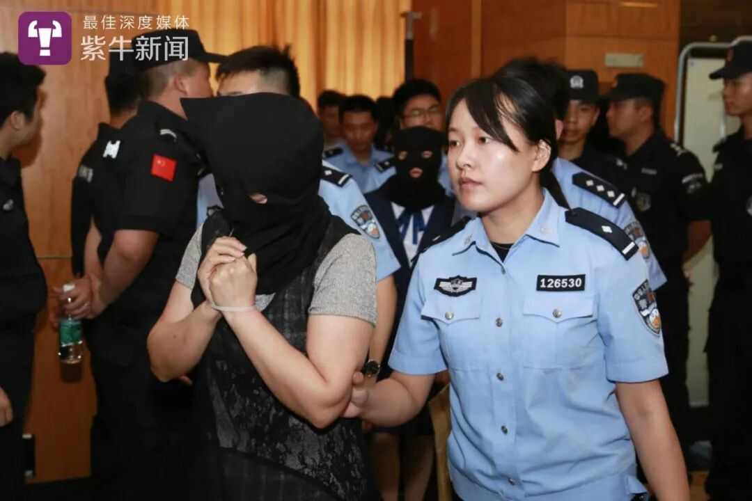 警方押走了邱翠云的同伙