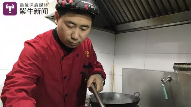 【陈卫正在厨房炒菜颠勺】