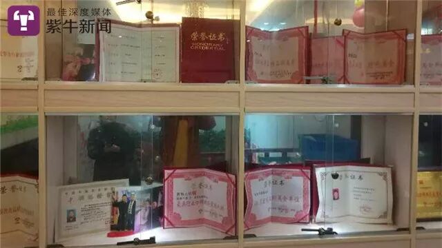 【橱窗里，摆着陈卫的不少荣誉证书】