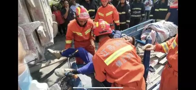 货车停靠路边 三轮车离奇“钻”进车肚男子殒命