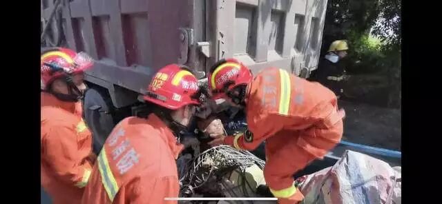 货车停靠路边 三轮车离奇“钻”进车肚男子殒命