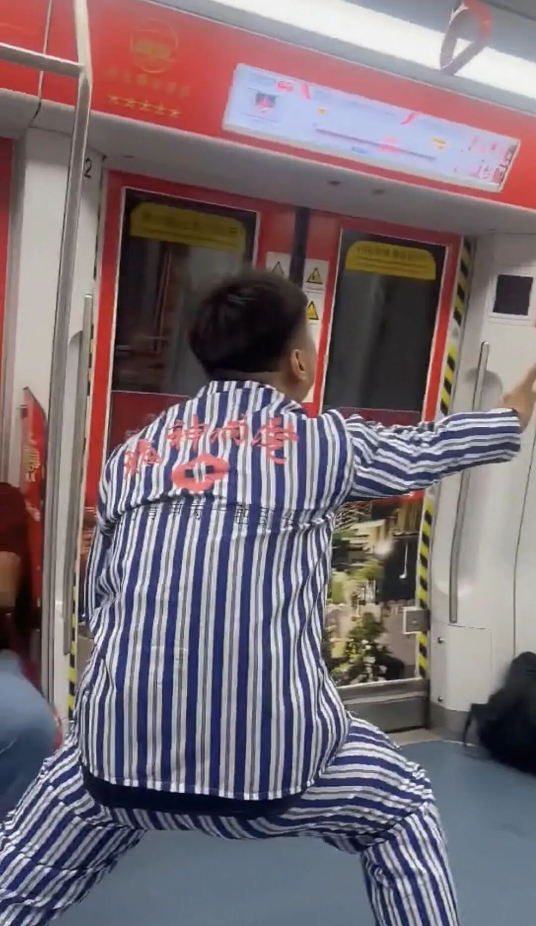 石家庄通报男子穿病号服地铁摆拍,男子穿精神病院病号服在地铁内蹦跳喧哗？石家庄轨道..