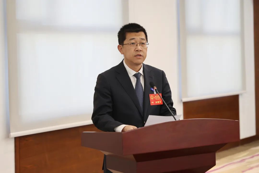 首页>工作简报>领导活动>正文政府区长赵赞代表区人民政府向大会作