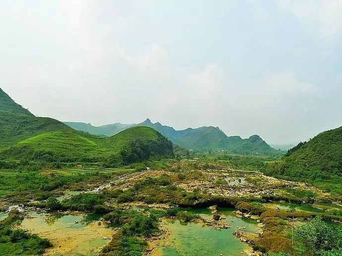 公路多数地方跟越南隔山或隔水相望,距离国境线最近的地方不足百米