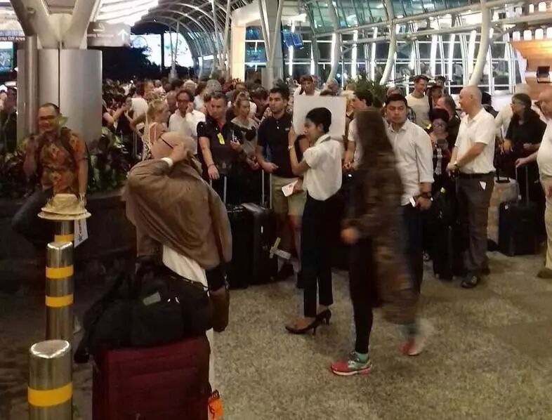 恐怖災難來臨，1.7萬中國人被困，天崩地裂人人絕望！這時，天空「轟隆隆「飛來6架大飛機，把人們都看呆了！ 靈異 第26張