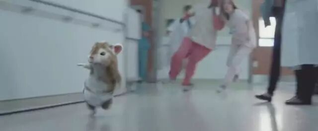 抢不上场场爆满的《战狼 2》，不如来波车企广告片过把瘾