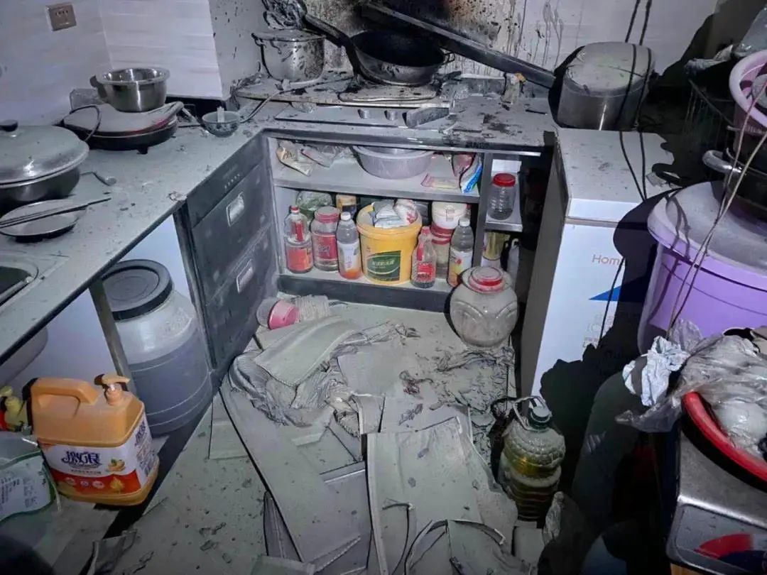 整个厨房已经一片狼藉消防员很快将明火扑灭整个房间已经浓烟弥漫屋内