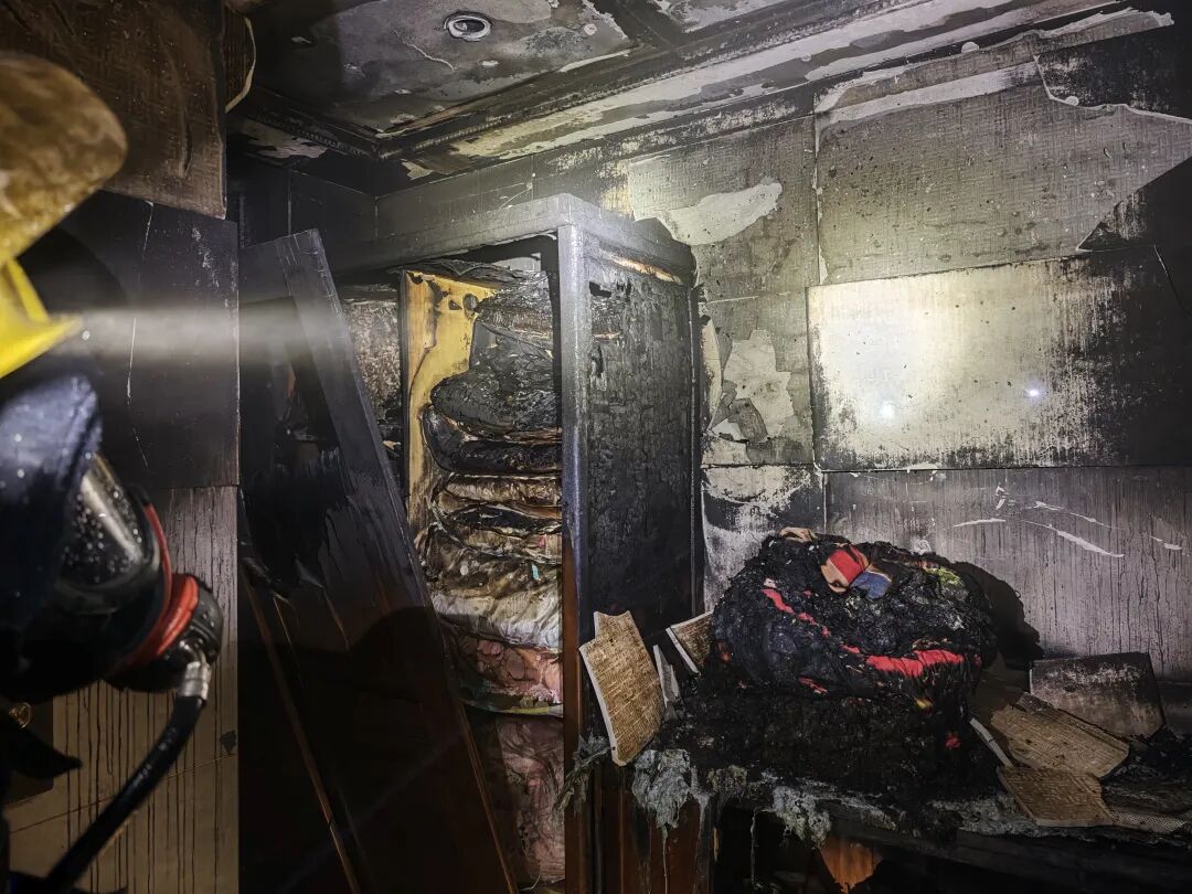 被烧毁的家具、杂物。图源：泰州消防