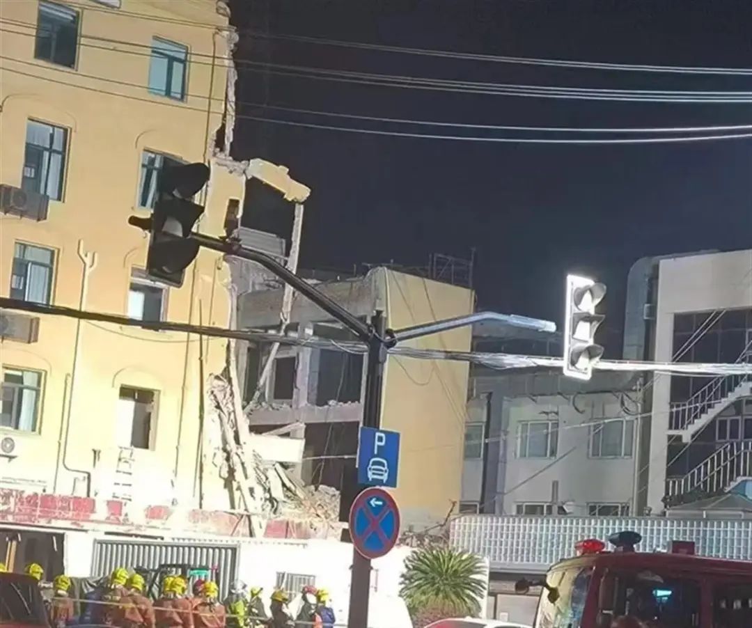 宝山区楼塌了,事发上海！凌晨一装修建筑发生局部坍塌，1人正在搜救中