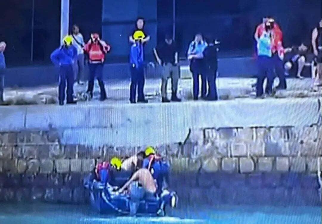 疑追风观浪 香港一对母子被卷入海,强台风天海边观浪，母子二人被巨浪卷入海中……