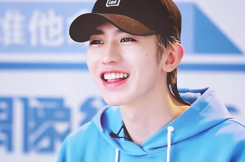 翻了800张偶像练习生的照片,蔡徐坤真的只是整了牙?