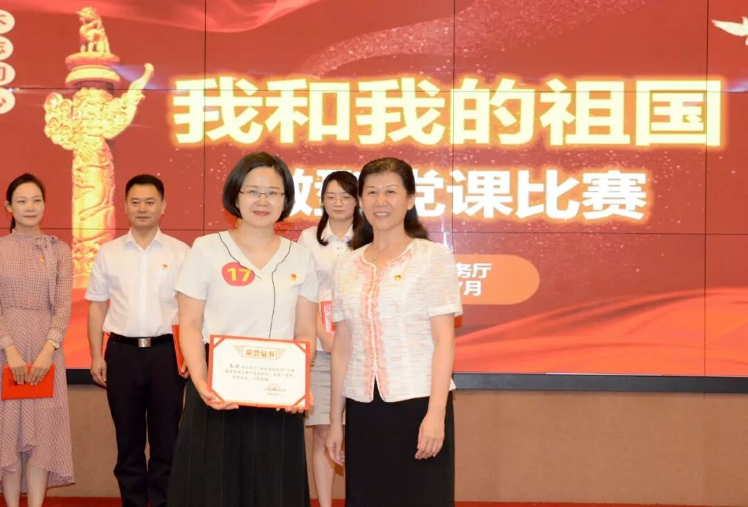 吕青为一等奖获奖人员颁奖姜凌为二等奖获奖人员颁奖王峰为三等奖获奖