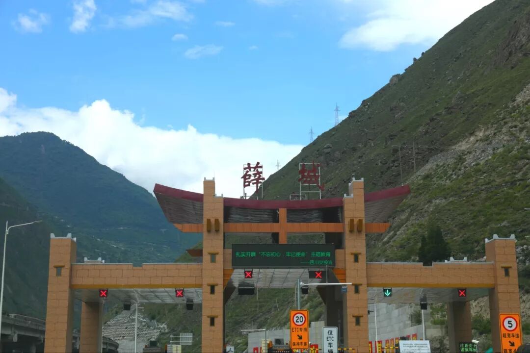 到达景区,首先映入眼帘的就是毕棚沟旅游景区游客中心大门.