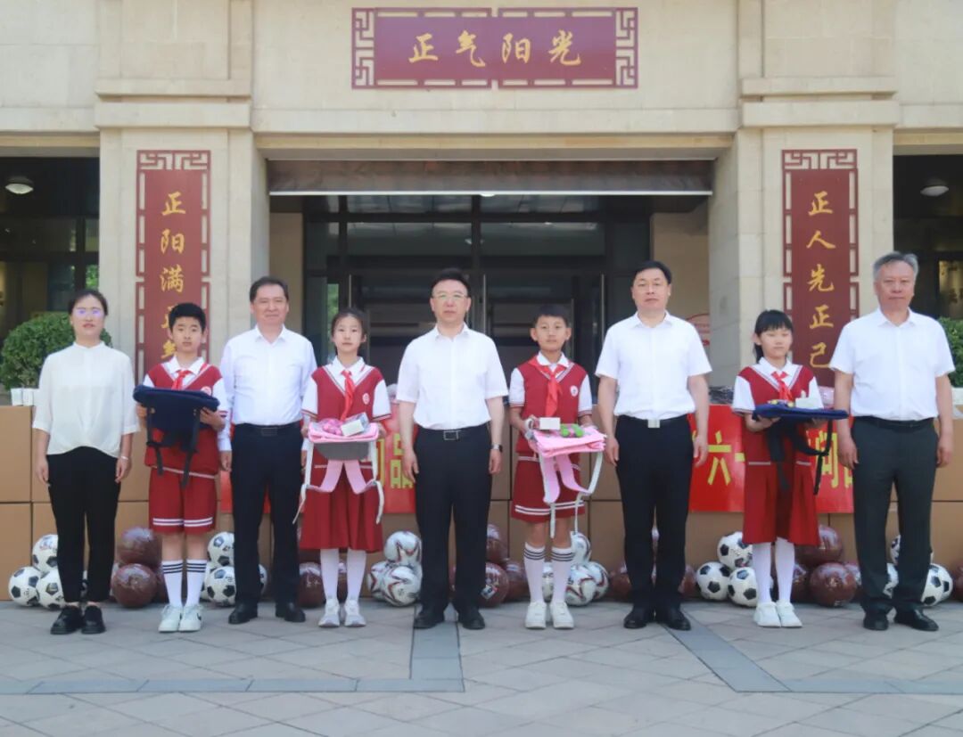 儿童节到来之际,5月30日,区委书记袁尔铭带队走访小店区正阳街小学