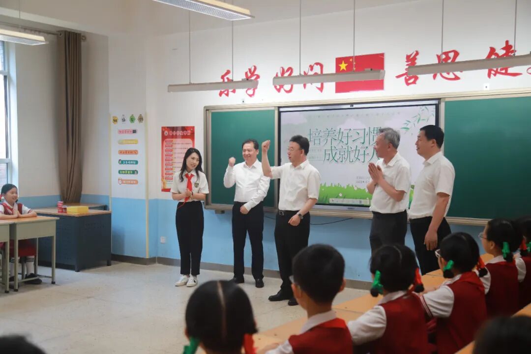 儿童节到来之际,5月30日,区委书记袁尔铭带队走访小店区正阳街小学