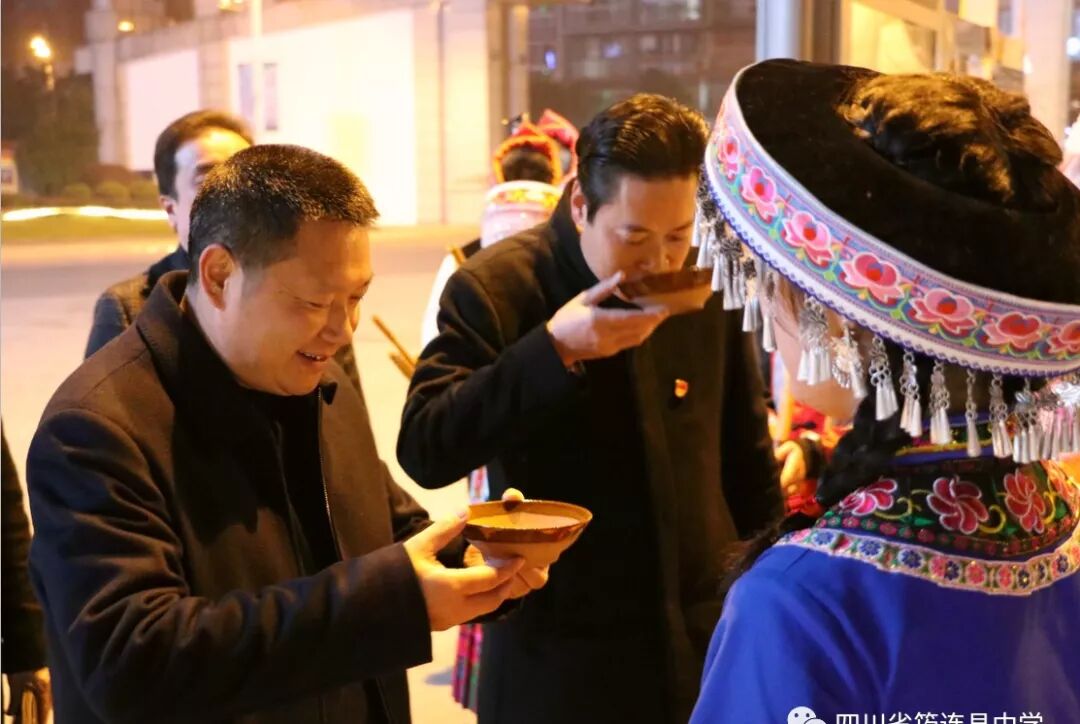 汉苗和谐一家亲 载歌载舞迎新年——筠连中学2020年“苗岭新年·元旦晚会”2.jpg