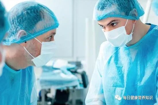 一次性手术衣怎么穿医生做手术时不穿内裤吗？为什么呢？有些无奈，但并非耍流氓-AED除颤器产品网