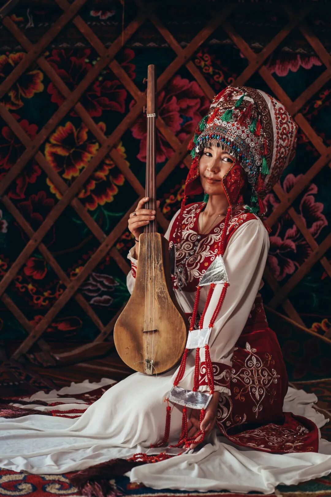 在这里,我们还能看到当地艺人演奏的柯尔克孜族英雄史诗《玛纳斯》.