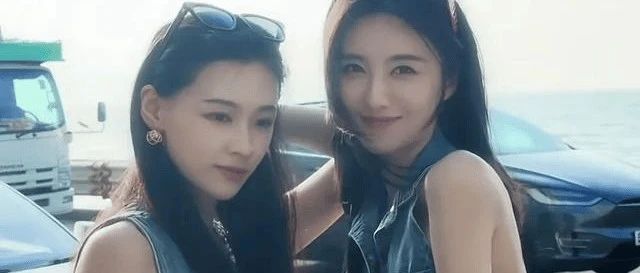曹斐然丁笑滢合体在海边拍港风氛围感大片,看懂的导演该递本子了