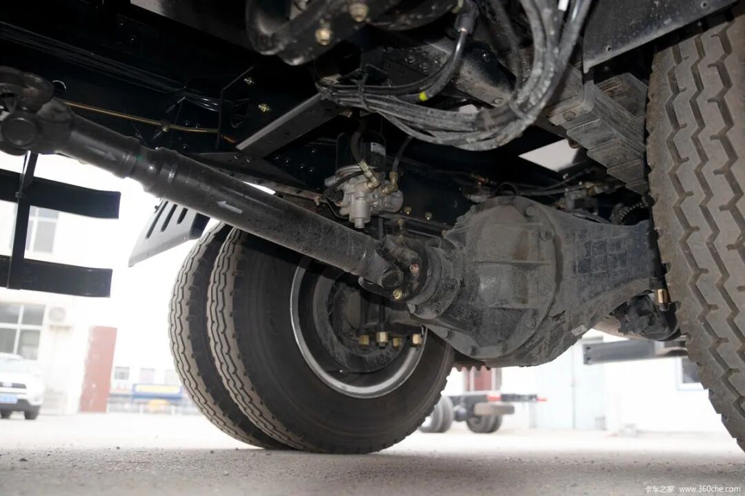 今日推荐车型东风多利卡d7锐能版170马力4x2518米排半栏板轻卡