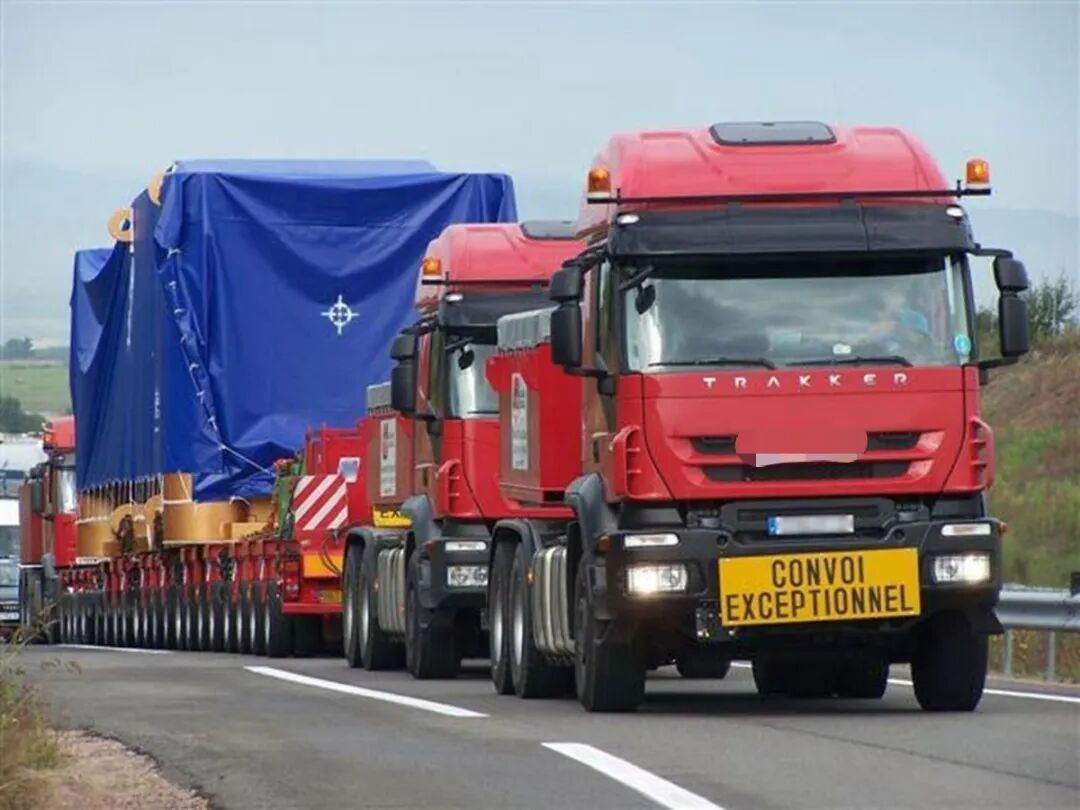 千吨货物也不在话下,前牵引后顶推,看大件运输的奇特方式