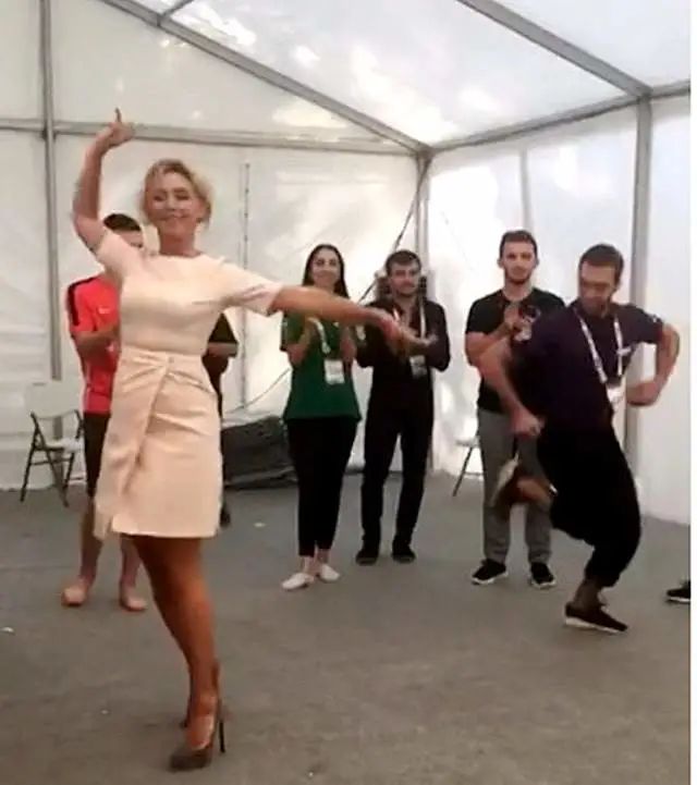扎哈罗娃跳舞图片