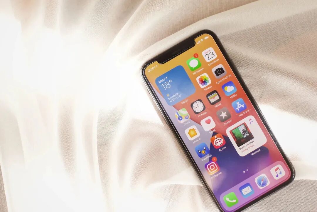 曲面屏与直面屏全面对比：哪个更实用更适合你？