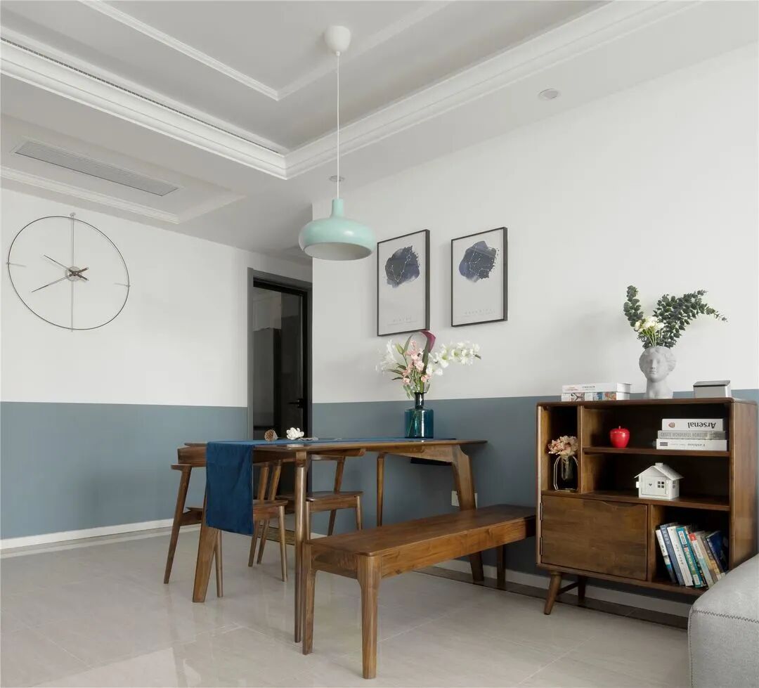 120㎡精装改造，格局上没有做大改动，利用软装和色彩，打造出一个不一样的居家空间