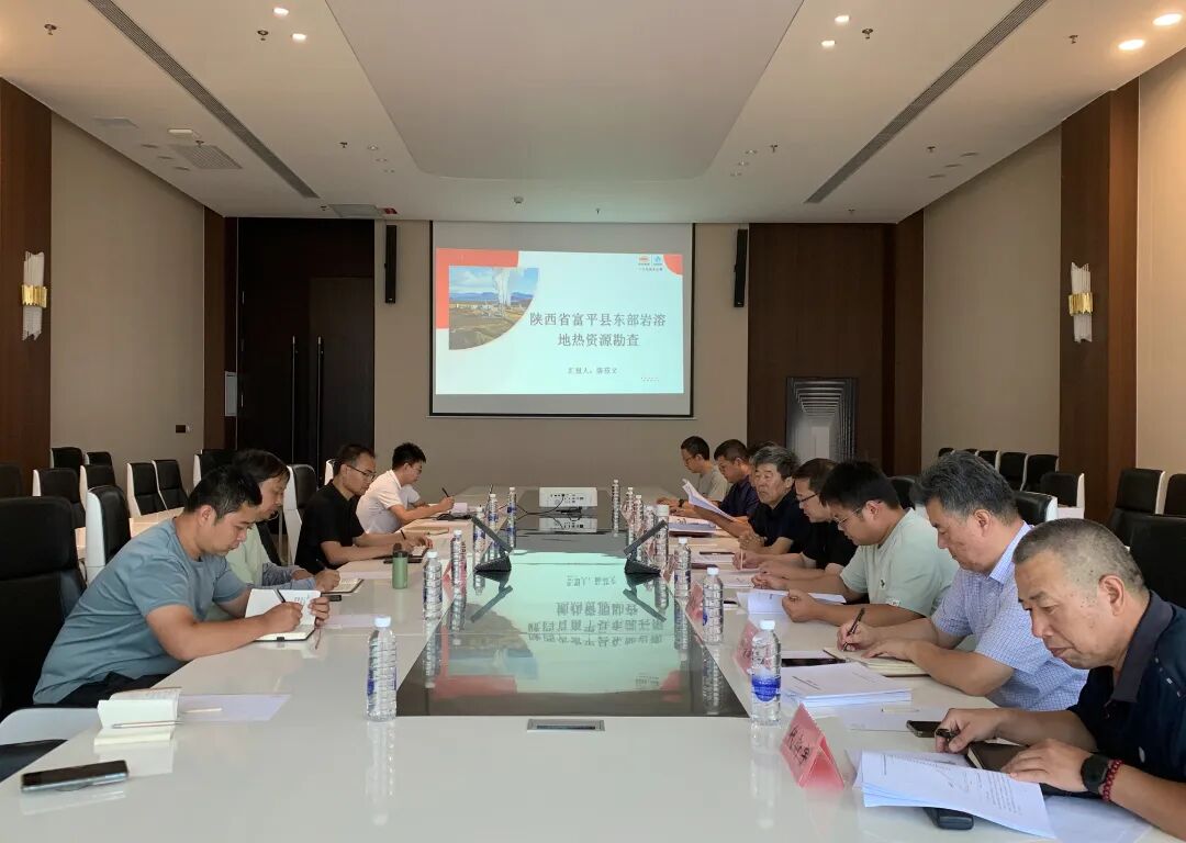 8月1日-4日，陕西省自然资源厅勘查处副处长严峰磊、陕西省地质勘查基金中心主任李新林会同基金中心专家团队，对一三九水文公司实施的“陕西省白水县杜康镇一带地热及矿泉水资源调查评价”及“陕西省富平县东部岩溶地热资源勘查”两个基金项目进行了野外工作验收。陕煤地质集团技术管理部主任何进军，一三九水文公司副总工程师李富宁、水文地质勘察院院长袁建明及项目组成员参加评审会。1（刘思洋）.jpg