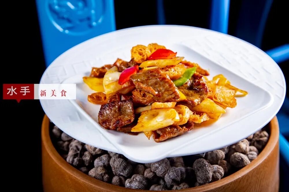 生拆蟹肉酿竹笙.豉椒牛肉.豉汁蒸白鳝.双色一口豆腐.天麻川芎炖竹鸭.