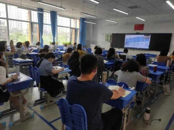 研学新课标 明晰新方向——实验初中英语组开展学习新课标专题培训研讨