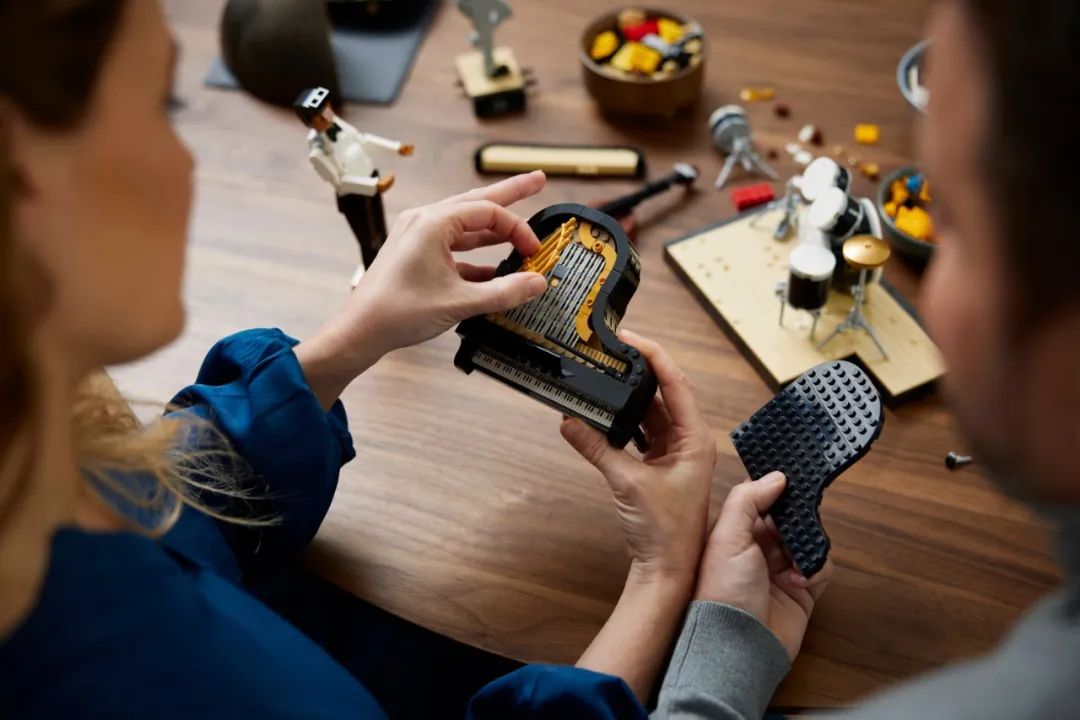 乐高正式发布2022年第四款IDEAS系列套装21334爵士四重奏 两款超赞音乐主题作品投稿至LEGO IDEAS网站2021年第一期LEGO IDEAS入围作品已经累计达到33款来自LEGO7号的爵士乐团最终成功过审!新一期LEGO IDEAS入围作品评审结果公布!中国玩家设计的第三款乐高IDEAS套装,21334爵士乐团被曝光!