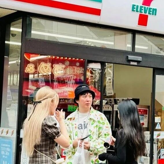 王思聪日本被偶遇,红黑毛衣扮酷显富态,身边美女如云引围观!